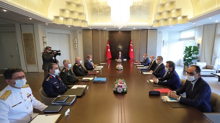 Ο Ερντογάν δεν φοβάται τον κορονοϊό – Σε σύσκεψη όλοι με μάσκα όχι όμως και ο “Σουλτάνος” – ΦΩΤΟ