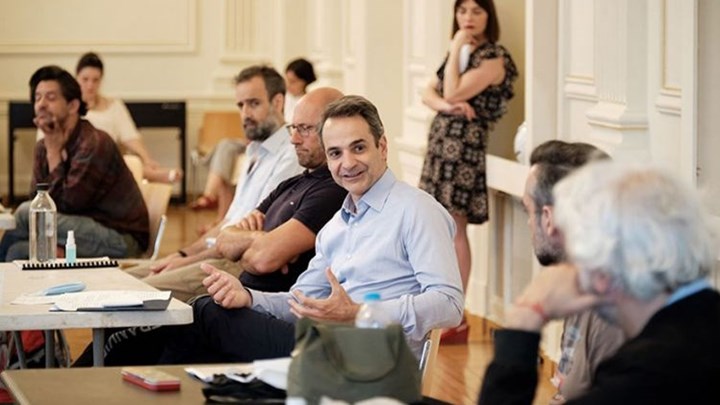 Στην πρώτη πρόβα του Εθνικού Θεάτρου ο Κυριάκος Μητσοτάκης – Τι συζήτησε με τους καλλιτέχνες – ΦΩΤΟ