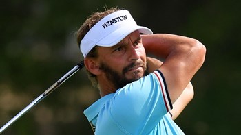 Γκόλφερ παραλίγο να σκοτώσει τη σύντροφό του με το κόλπο της “κοινωνικής απόστασης” – ΒΙΝΤΕΟ