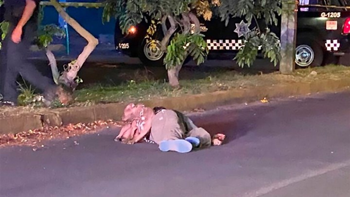 Ραγίζουν καρδιές: Σκύλος μένει στο πλευρό του δολοφονημένου αφεντικού του στο Μεξικό – ΦΩΤΟ