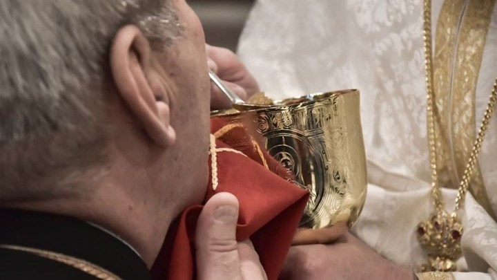 Κρήτη: Τι απαντά ο ιερέας σχετικά με την ανάρτησή του για τη Θεία Κοινωνία και τα διαζύγια