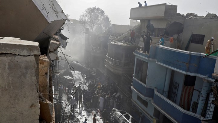 Συντριβή αεροσκάφους στο Πακιστάν: Πληροφορίες για τουλάχιστον δύο επιζώντες – ΒΙΝΤΕΟ