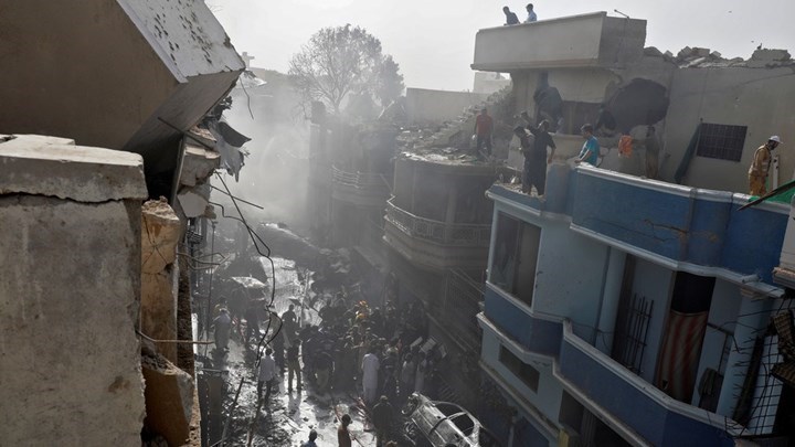 Συντριβή αεροσκάφους στο Πακιστάν: Εικόνες χάους και φόβοι για πολλούς νεκρούς – Επέζησε τραπεζίτης – BINTEO