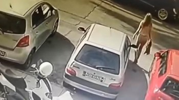 Επίθεση με βιτριόλι: Γιατί η μαυροντυμένη γυναίκα δεν “συνελήφθη” από τις κάμερες – Τα δύο σενάρια – ΒΙΝΤΕΟ