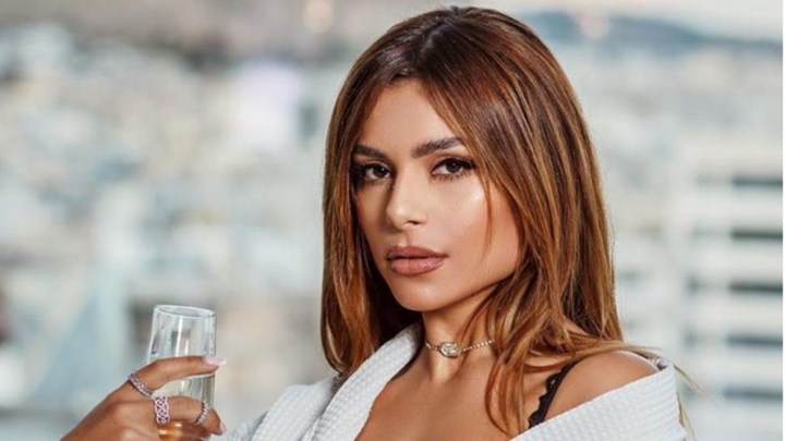 Ελευθερία Ελευθερίου: Φωτογραφίζεται στα βράχια με… σούπερ τοσοδούλι μπικίνι