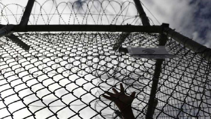 ΚΙΝΑΛ και ΣΥΡΙΖΑ καταγγέλλουν διορισμό ακροδεξιού διοικητή σε προσφυγική δομή – Τι απαντά το υπουργείο Μεταναστευτικής Πολιτικής