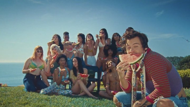 Χάρι Στάιλς: Αφιέρωσε το βίντεο κλιπ του “Watermelon Sugar” στο “άγγιγμα” – ΒΙΝΤΕΟ