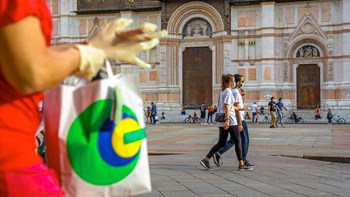 Economist-Κορονοϊός: «Όχι» σε μαζικά lockdown – Τι αναφέρει για τα τεστ