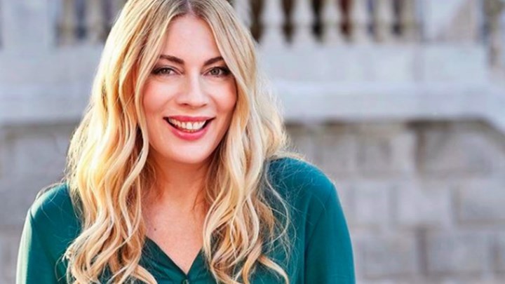 Σμαράγδα Καρύδη: Η ΦΩΤΟ με μαγιό χωρίς ρετούς στην παραλία