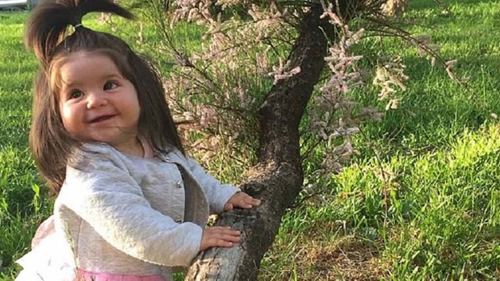 Η σύγχρονη “Ραπουνζέλ” – Μωρό γεννήθηκε με πλούσια, μαύρα μαλλιά – ΦΩΤΟ – ΒΙΝΤΕΟ