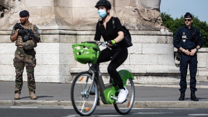 Κορονοϊός: Η Γαλλία συστήνει στους πολίτες να κάνουν διακοπές… εντός