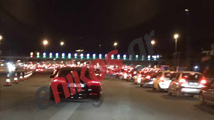 Επιστροφή μετ’ εμποδίων: Ουρές στα διόδια Αφιδνών – ΦΩΤΟ αναγνώστη