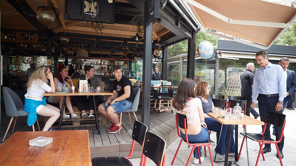 Βόλτα Μητσοτάκη στην αγορά του Πειραιά – H κουβέντα με επιχειρηματίες και θαμώνες καταστημάτων – ΦΩΤΟ