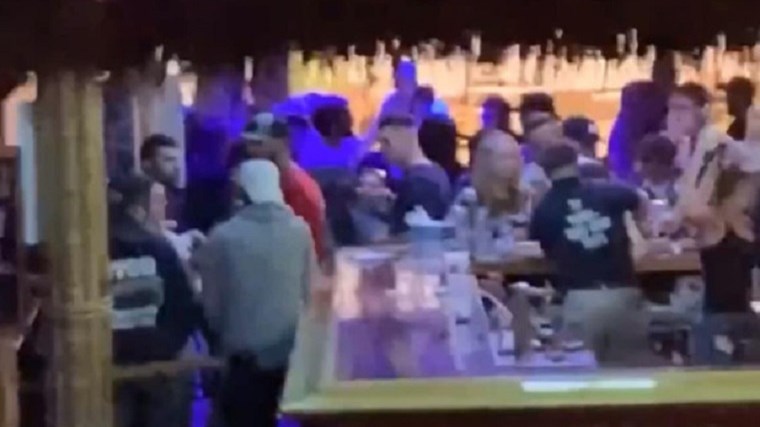 Κορονοϊός: Χαμός σε μπαρ στο Λονγκ Άιλαντ – Δεκάδες χωρίς μάσκες και τήρηση αποστάσεων – ΦΩΤΟ