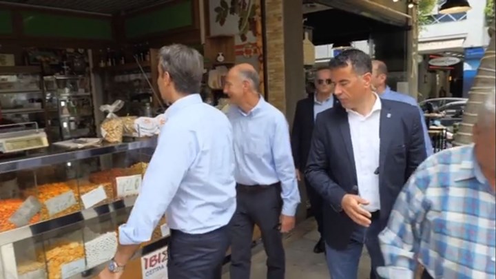 Μητσοτάκης σε καταστηματάρχη στον Πειραιά: Δώσε μου τα αμύγδαλα που ήταν γούρικα προεκλογικά – ΒΙΝΤΕΟ