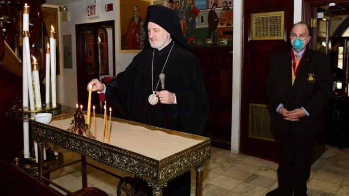 Σαφής οδηγία από τον Αρχιεπίσκοπο Αμερικής: Με διαφορετικό κουτάλι η Θεία Κοινωνία στους πιστούς