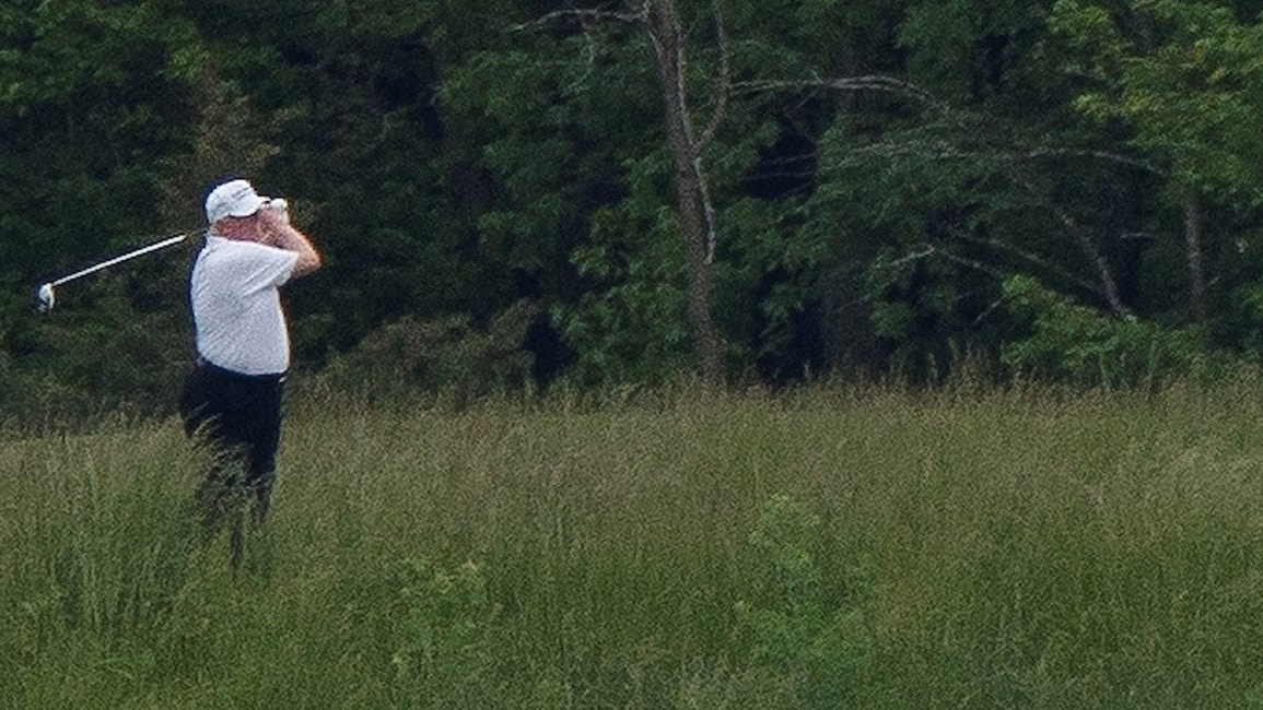 Έξαλλος ο Τραμπ με τα ΜΜΕ: Τον επέκριναν επειδή έπαιξε γκολφ ενώ οι νεκροί στις ΗΠΑ από τον κορονοϊό αγγίζουν τους 100.000