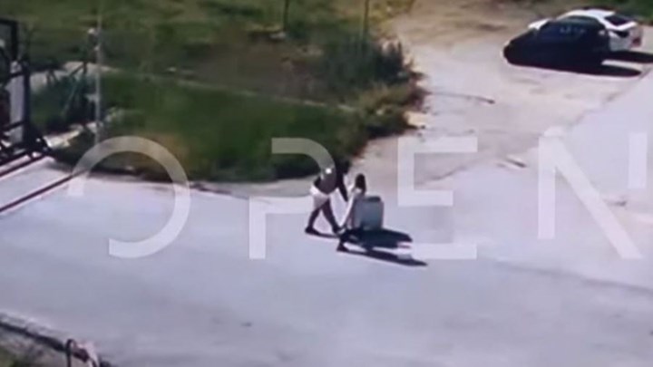 Σέρρες: Σωφρονιστικός υπάλληλος σέρνει καρότσι με σοκολάτες και… γαλακτομπούρεκο για κρατούμενο