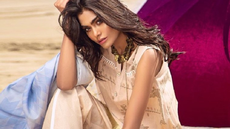 Αεροπορική τραγωδία στο Πακιστάν – Επίθεση μετά θάνατον στην καλλονή Zάρα Αμπίντ – ΦΩΤΟ