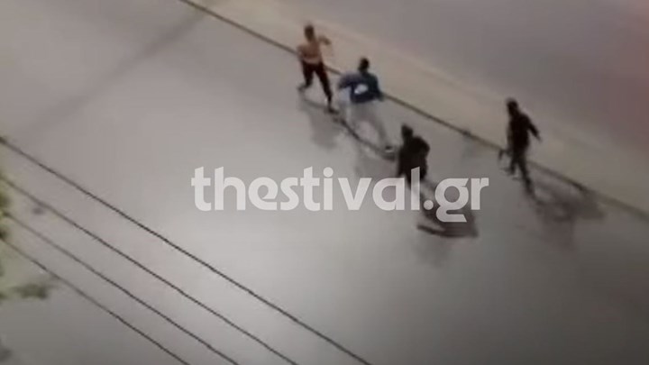 Θεσσαλονίκη: ΒΙΝΤΕΟ ντοκουμέντο από άγριο ξυλοδαρμό 40χρονου στη μέση του δρόμου