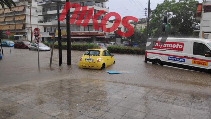 Κακοκαιρία: “Ποτάμια” οι δρόμοι στα νότια προάστια της Αττικής – ΦΩΤΟ αναγνώστη