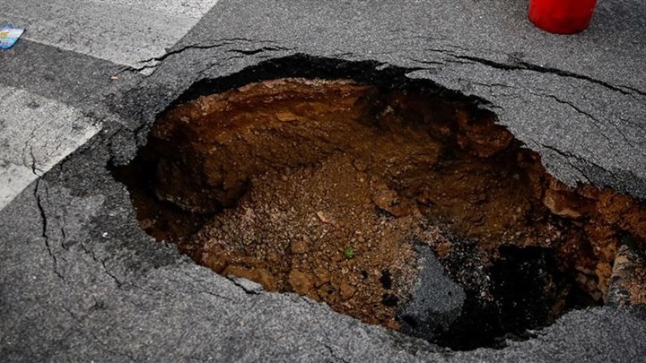 Καθίζηση σε δρόμο στο Παλαιό Φάληρο: Διεκόπη η κυκλοφορία