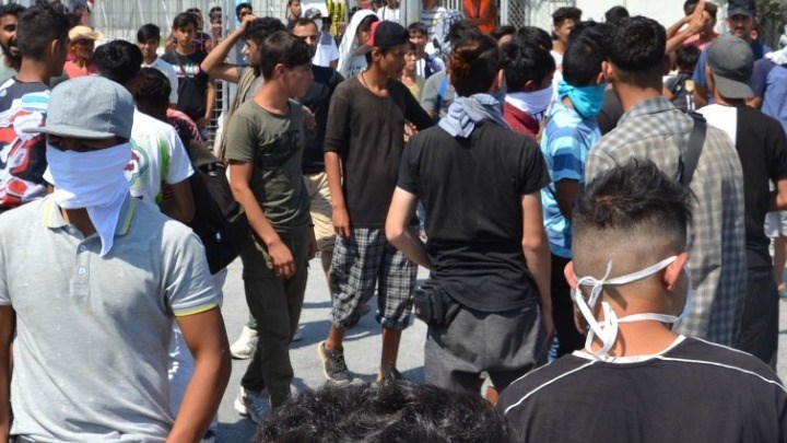 Μυτιλήνη: Πεδίο μάχης η πλατεία Σαπφούς – Συγκρούσεις ανάμεσα σε ομάδες προσφύγων και μεταναστών με έναν τραυματία