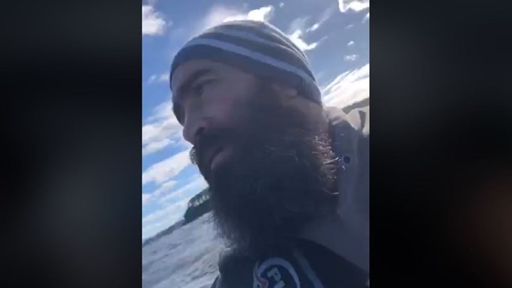 Βγήκε για ψάρεμα με το καγιάκ και χάθηκε στη θάλασσα – Οι τελευταίες στιγμές του σε ένα συγκλονιστικό ΒΙΝΤΕΟ