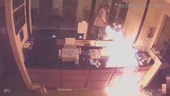 Σοκαριστικό ΒΙΝΤΕΟ: Ληστής έβαλε φωτιά σε υπάλληλο ξενοδοχείου