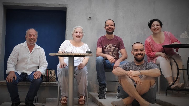 Τσιόδρας και Χαρδαλιάς “πρωταγωνιστούν” στην επιθεώρηση “Μένουμε… ταπί”