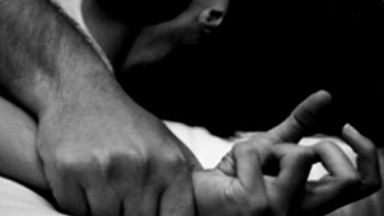 Θυμίζει υπόθεση Τοπαλούδη: Στο σκαμνί Έλληνας και Αλβανός για τον βιασμό Αγγλίδας στη Ρόδο