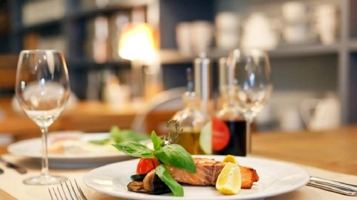 Μειώνεται στο 13% ο ΦΠΑ στην εστίαση από την 1η Ιουνίου – Τι προβλέπεται για τους ιδιοκτήτες ακινήτων