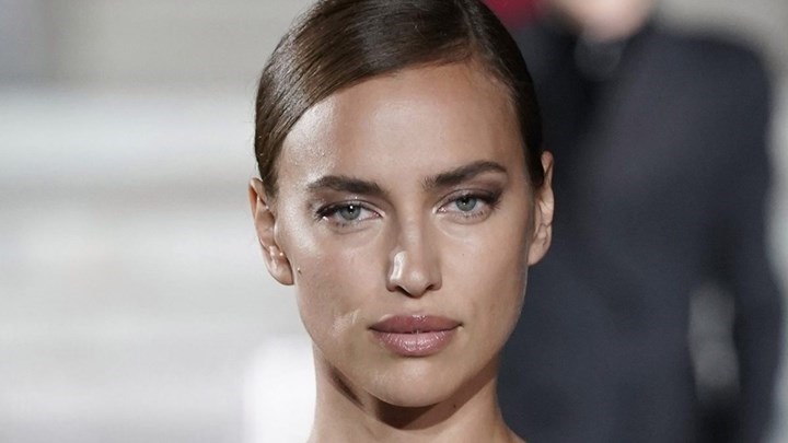 Ιρίνα Σάικ: Η “γυναικάρα με τα κόκκινα” στους δρόμους της Νέας Υόρκης – ΦΩΤΟ