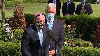 Ο Τραμπ “ξαναχτύπησε”: Κορόιδεψε τον ανταποκριτή του Reuters για τη μάσκα – ΒΙΝΤΕΟ