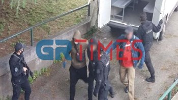 Καλαμαριά: Δίωξη για οκτώ αδικήματα στους δύο συλληφθέντες για την απόπειρα εμπρηστικής επίθεσης