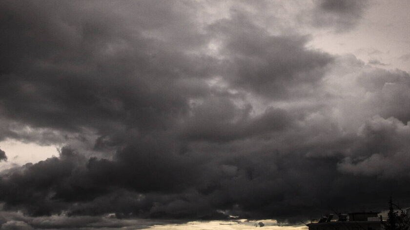 Καιρός: Παραμένει άστατος με τοπικές βροχές και καταιγίδες – Μικρή άνοδος της θερμοκρασίας