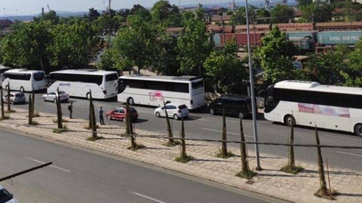 Θεσσαλονίκη: Διαμαρτυρία τουριστικών πρακτόρων – Πορεία με λεωφορεία – BINTEO