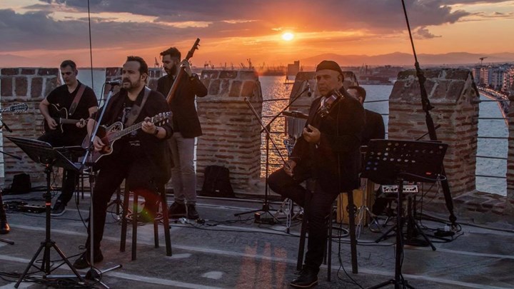 Ο Κώστας Μακεδόνας τραγουδά από το ψηλότερο σημείο του Λευκού Πύργου – ΒΙΝΤΕΟ