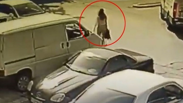 Επίθεση με βιτριόλι στην Καλλιθέα: Αυτόπτης μάρτυρας περιγράφει τη μαυροντυμένη γυναίκα – ΒΙΝΤΕΟ