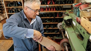 Δυσκολεύεστε να τηρήσετε τις αποστάσεις εν μέσω κορονοϊού; Αυτός ο τσαγκάρης σας έχει τη λύση – ΦΩΤΟ