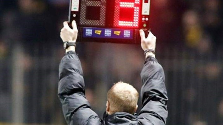 Super League: Mε πέντε αλλαγές και επισήμως – Τι ισχύει για τη γραμμή του οφσάιντ