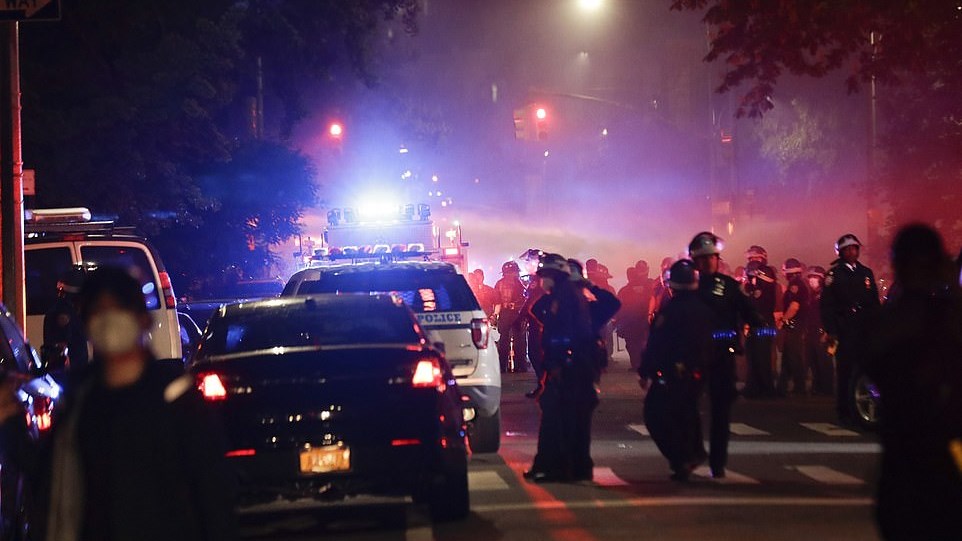 Υπόθεση Φλόιντ: Άλλη μία νύχτα ταραχών στις ΗΠΑ – Διαδήλωσαν έξω από τον Λευκό Οίκο – ΦΩΤΟ – ΒΙΝΤΕΟ