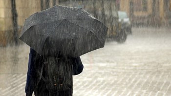 Καιρός: Άστατος με τοπικές βροχές και καταιγίδες και την Κυριακή – Αναλυτικά η πρόγνωση