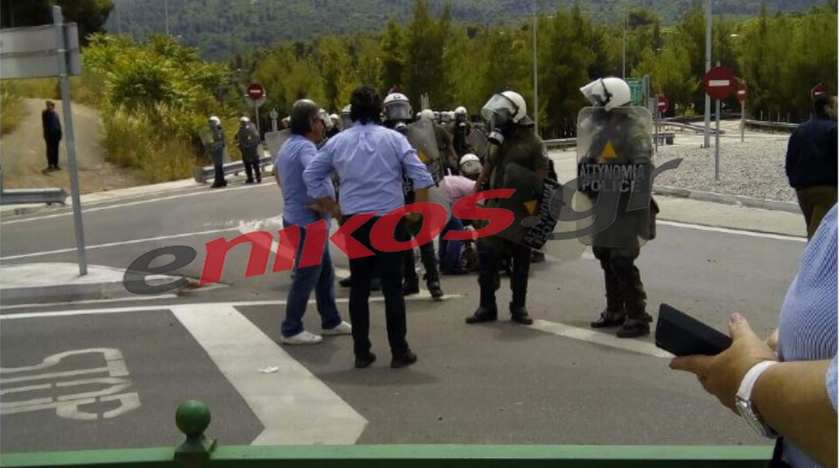 Μαλακάσα: Κάτοικοι απέκλεισαν την Αθηνών– Λαμίας διαμαρτυρόμενοι για τη δομή – ΦΩΤΟ αναγνώστη