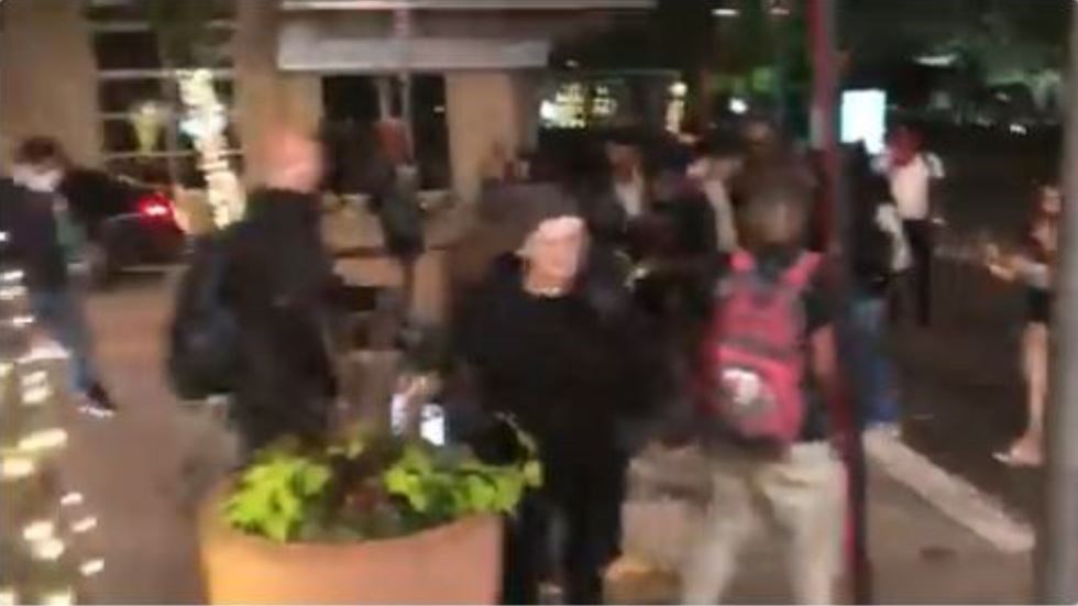 ΒΙΝΤΕΟ που σοκάρει: Άγριος ξυλοδαρμός πολίτη που προσπαθεί να σώσει την περιουσία του στο Ντάλας – Σκληρές εικόνες