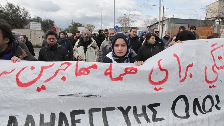 Συγκέντρωση έξω από τη δομή του Ελαιώνα