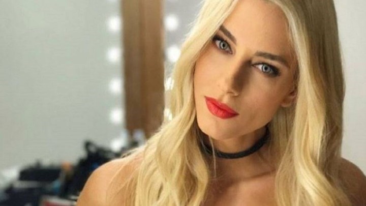 Δούκισσα Νομικού: Κλέβει τις εντυπώσεις σε παραλία της Μυκόνου παίζοντας με τον γιο της – ΒΙΝΤΕΟ