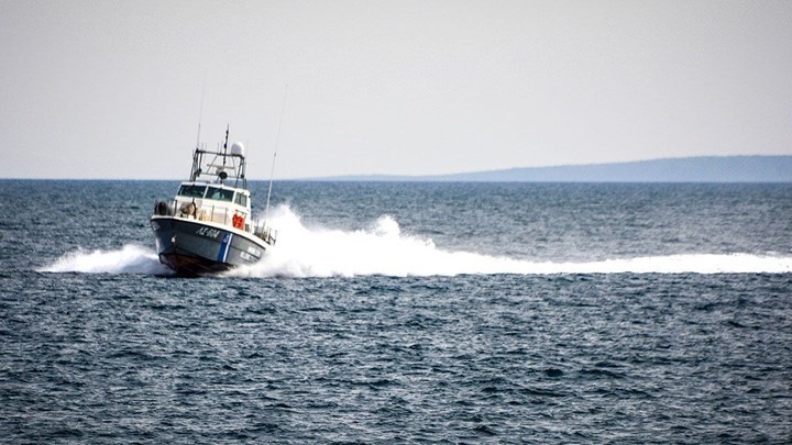 Σέριφος: Σκάφος έπεσε σε βράχια – Δύο τραυματίες