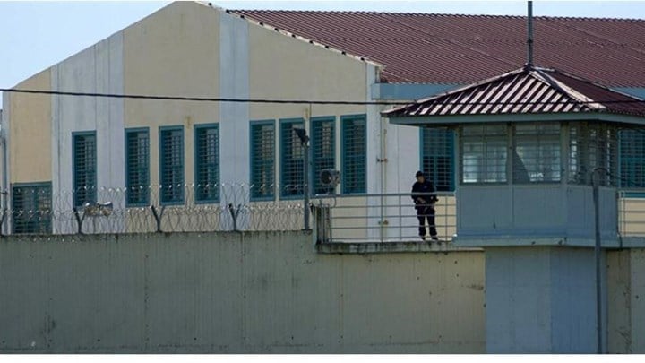 Χαλκίδα: Συνελήφθη σωφρονιστικός υπάλληλος – Επιχείρησε να περάσει χάπια και κινητά στις φυλακές
