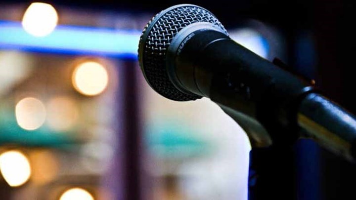 Γνωστός τραγουδιστής άφησε το μικρόφωνο και έγινε αγρότης και ξενοδόχος στην Εύβοια – ΦΩΤΟ